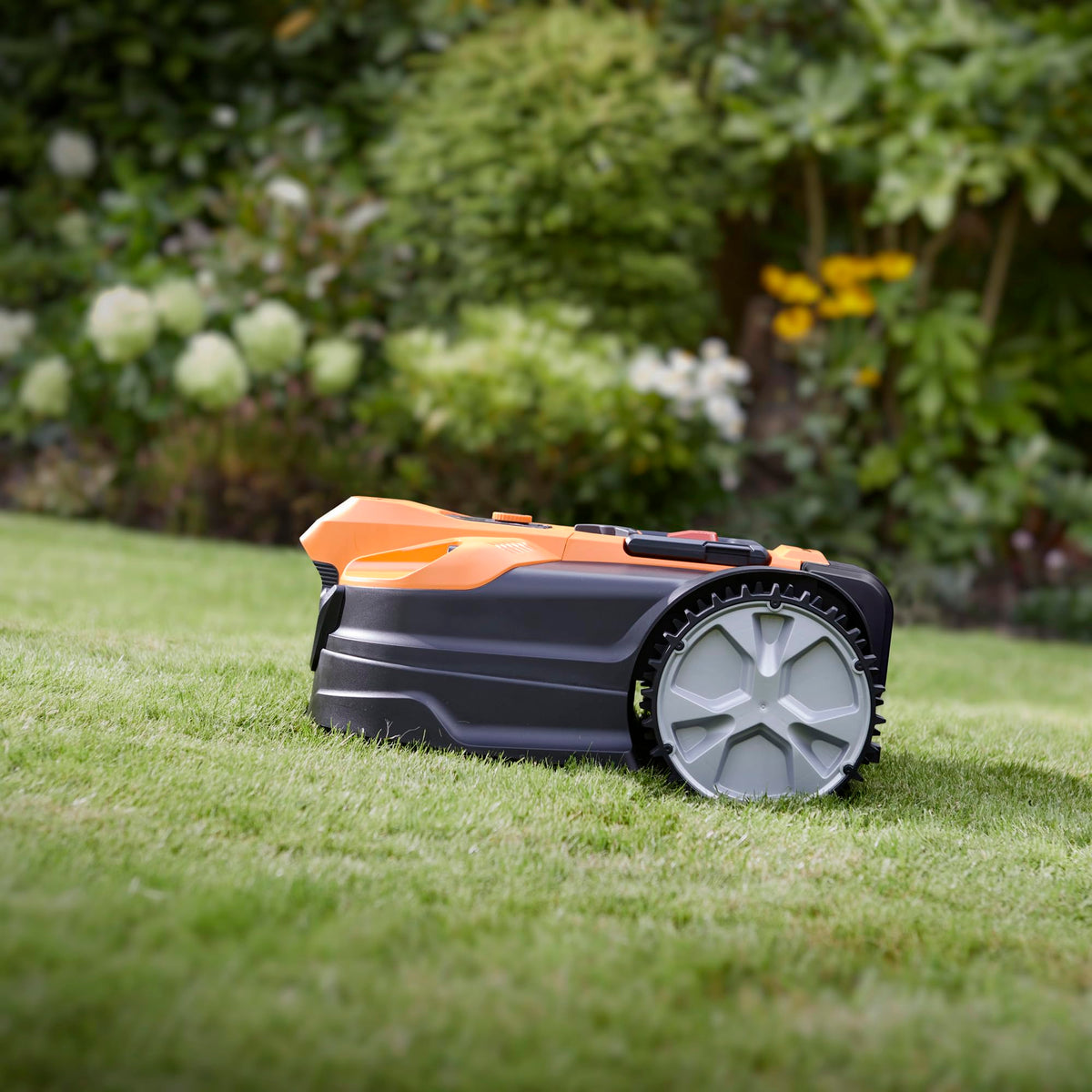 LawnMaster OcuMow 18 Vision Robot Lawnmower & Charging Station, 800m2