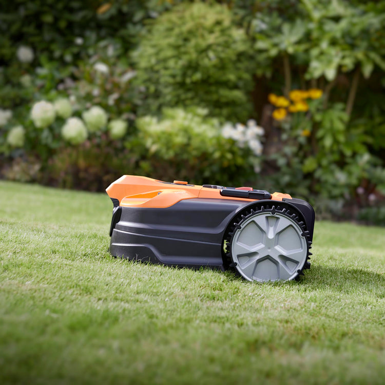 LawnMaster OcuMow 18 Vision Robot Lawnmower & Charging Station, 800m2