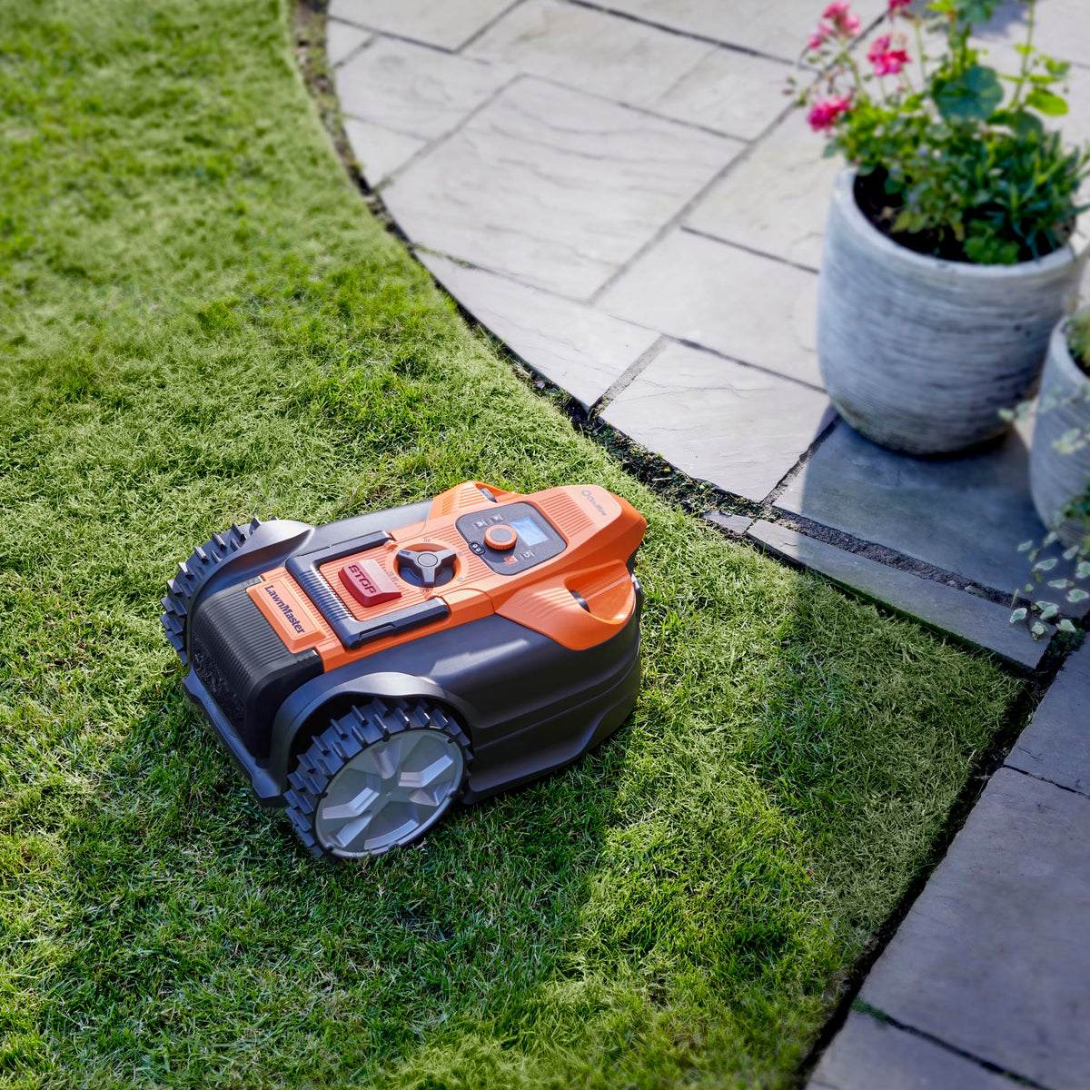 LawnMaster OcuMow 18 Vision Robot Lawnmower & Charging Station, 800m2
