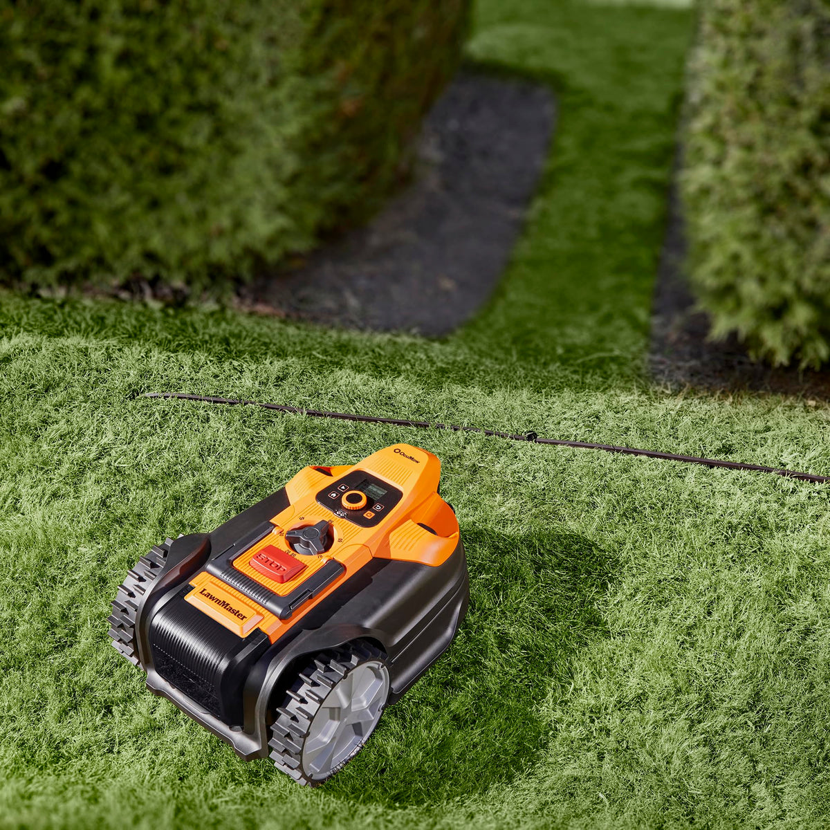 LawnMaster OcuMow 18 Vision Robot Lawnmower & Charging Station, 800m2