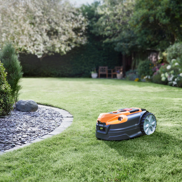LawnMaster OcuMow 18 Vision Robot Lawnmower & Charging Station, 800m2